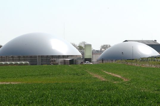 Biogasanlage hinter einem Feld.