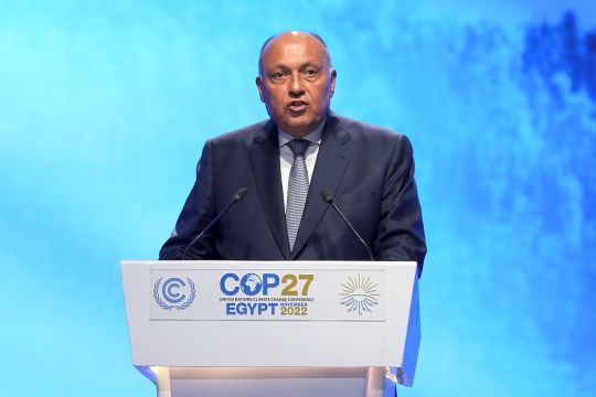 Samih Schukri steht an einem weißen Pult mit der Aufschrift COP 27.