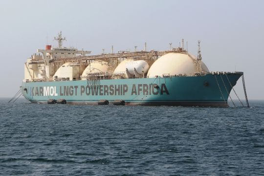 Türkisfarbener Flüssigerdgas-Tanker mit weißen Tanks und der großen Aufschrift: Karmol LNGT Powership Africa.