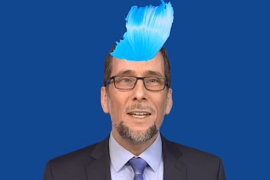 Aufmacherbild: Volker Quaschning vor blauem Hintergrund. Auf seine Stirn ist in plakativer Art eine blaue Haarsträhne projiziert, die an den Youtuber Rezo erinnern soll.