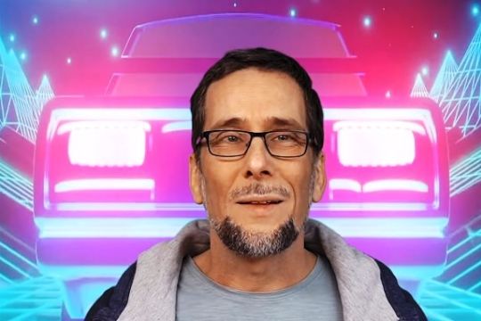 Aufmacherbild: Volker Quaschning in Kapuzenjacke vor einer pseudo-futuristischen Auto-Frontansicht in rosa-lila-türkis.