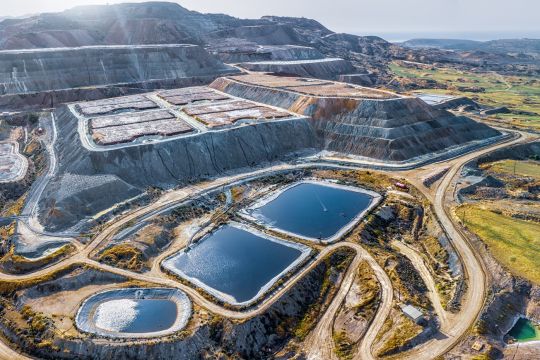 Extraktion von Kupfer-Erz mit Lösemitteln in offenen Becken der Zeche Skouriotissa in Zypern.