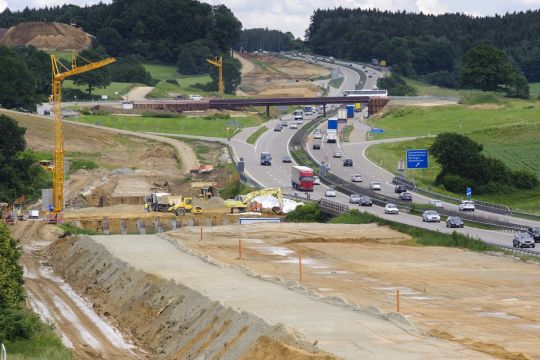 Große Autobahn-Baustelle in Deutschland, die Autobahn soll verbreitert werden.
