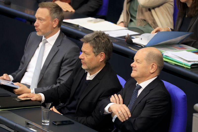 Christian Lindner, Robert Habeck und Olaf Scholz sitzen auf der Regierungsbank und schauen in die gleiche Richtung.