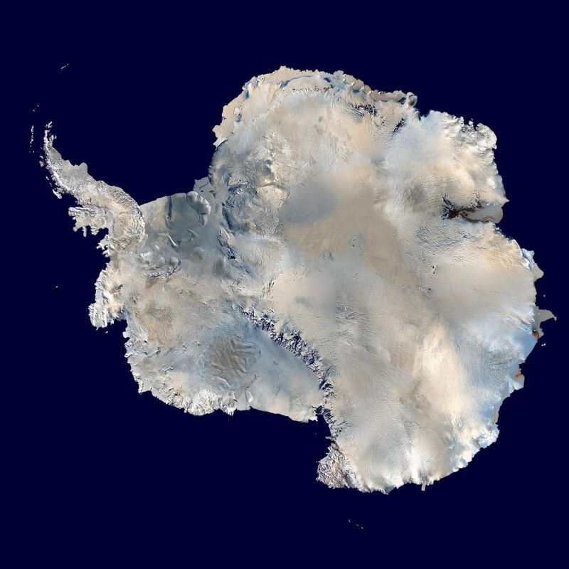 Satellitenaufnahme der Antarktis, das Meer erscheint einheitlich dunkelblau, die Eismassen in Weiß- bis Beige-Tönen.