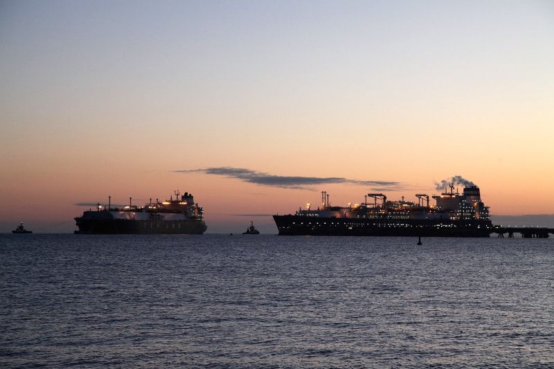 Im Morgengrauen bewegt sich ein LNG-Tanker auf das neue LNG-Terminal Wilhelmshaven zu.