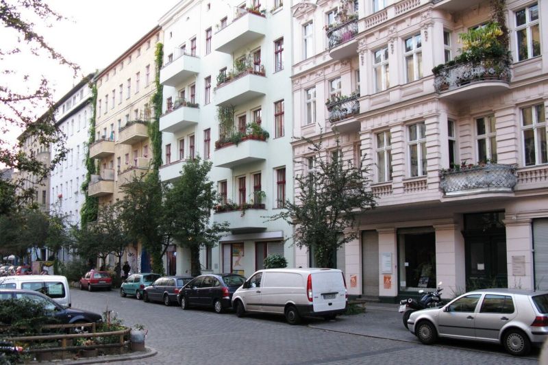 Die Graefestraße führt durch ein Kreuzberger Wohngebiet mit typischen fünfstöckigen Gründerzeithäusern. Parallel zum Straßenrand dürfen Autos auf öffentlichem Grund geparkt werden.