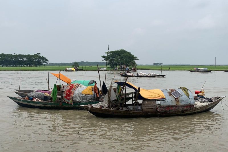Boote der Manta-Gemeinschaft auf einem Fluss in Bangladesch