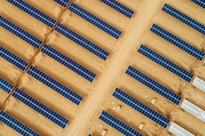 Vertikale Luftaufnahme eines Solarparks in der Wüste.