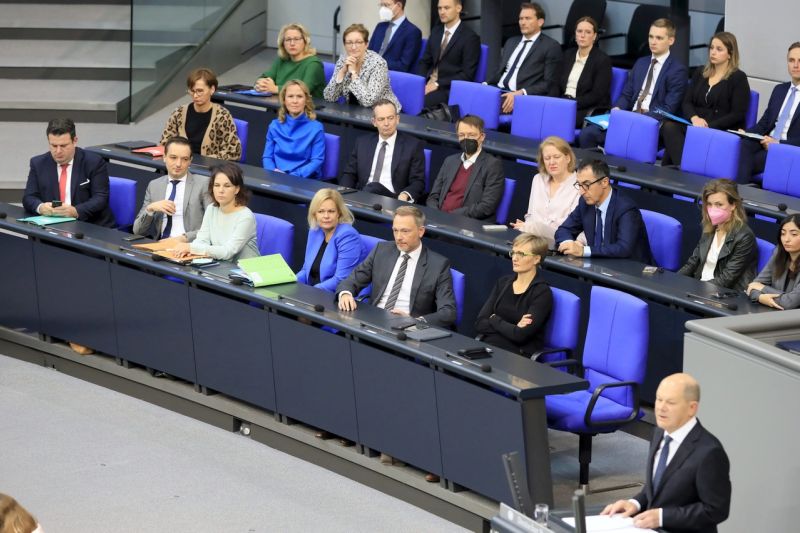 Olaf Scholz spricht im Bundestag, hinter ihm sein Kabinett auf der Regierungsbank.