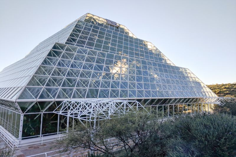 Außenansicht des treibhausartigen Gebäudes der Biosphere 2 in Arizona, USA