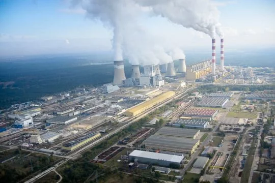 Hier ist das polnische Braunkohlekraftwerk Bełchatów zu sehen. Es stößt in Europa am meisten CO2 aus. 