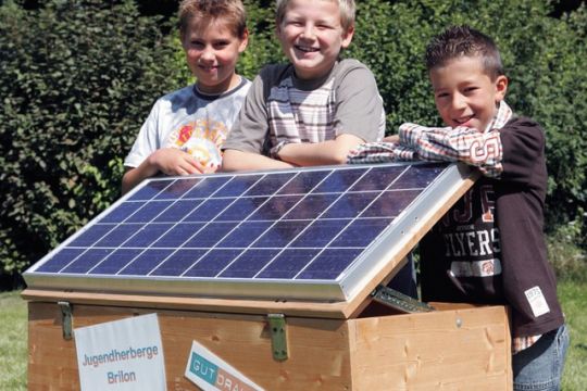 Kinder mit einem Solarmodul