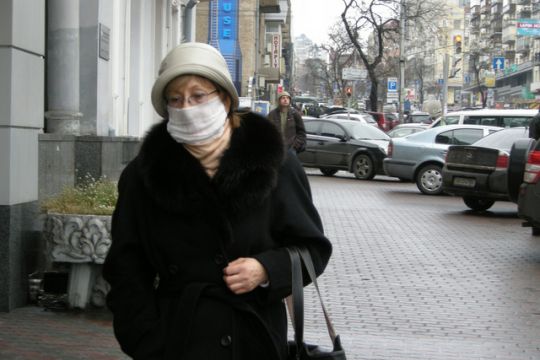 Eine Frau in Kiew trägt einen Mundschutz.
