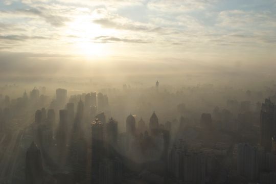 Blick auf smogbelastete Metropole Shanghai in China