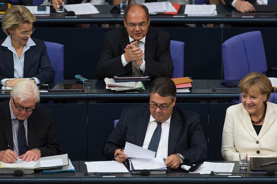 Die Regierungsbank mit Frank Walther Steinmeier, Sigmar Gabriel und Angela Merkel in der ersten Reihe