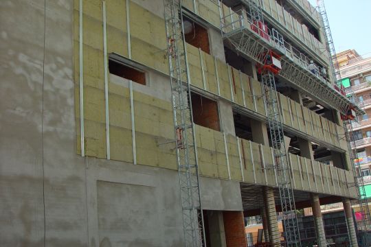 Eine Hausfassade wird gedämmt