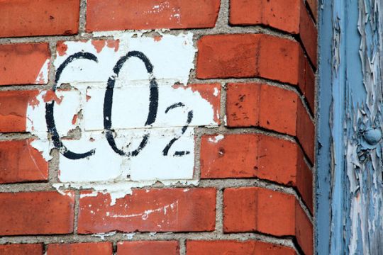 An einer Wand ist das chemische Zeichen für Kohlendioxid aufgemalt