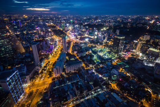 Blick auf die nächtliche Hauptstadt Vietnams, Ho-Chi-Minh-Stadt