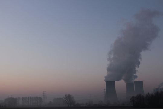 Dampfende Kühltürme des Kraftwerkes Westfalen aus der Ferne.