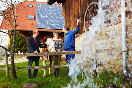 Blick auf einen Bio-Bauernhof mit Solaranlage im Hintergrund