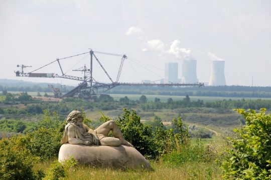 Skulptur und Absetzer 1115 im Bergbau-Technik-Park Markleeberg. 