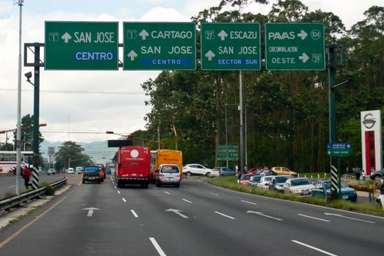 Hier ist eine mehrspurige Straße nach San Jose, der Hauptstadt Costa Ricas, zu sehen