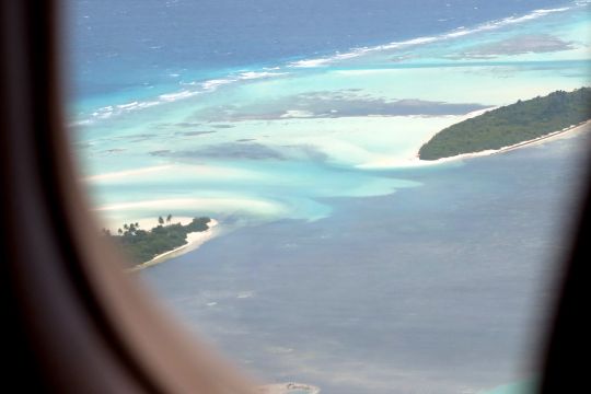 Blick aus dem Flugzeug: Zu sehen sind einige Inseln der Malediven