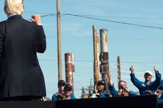Hier ist US-Präsident Trump zu sehen, der von Arbeitern der alten Energiewirtschaft gefeiert wird.