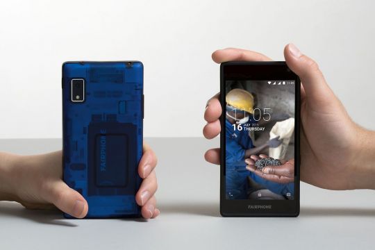 Ein blaues Fairphone 2 von vorn und daneben von hinten.