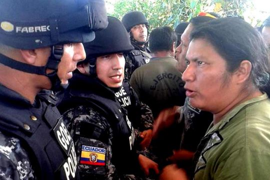 Konfontation zwischen Polizei und Indigenen um ecuadorianische Kupfermine im Jahr 2016.