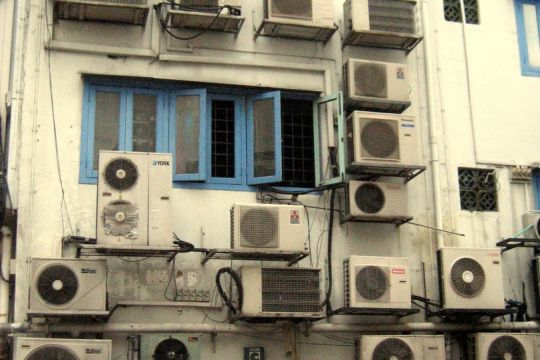 Klimaanlagen an einem Haus in Singapur.