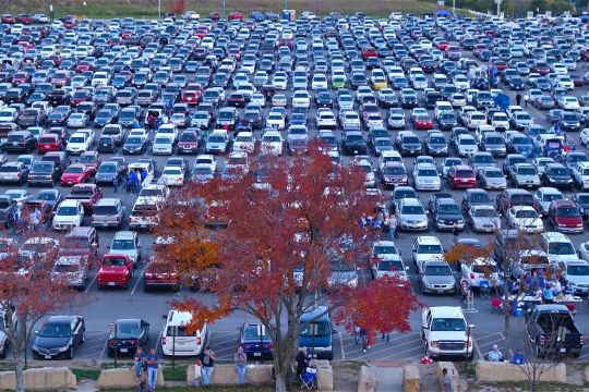 Vollgeparkter Parkplatz