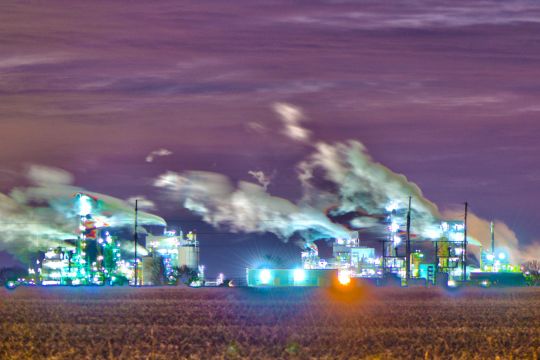 Exxon-Mobil-Raffinerie nachts aus der Ferne - es entstehen verfremdete Farben.
