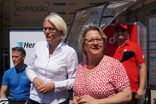Die Berliner Umweltsenatorin Regine Günther (parteilos, links) und Bundesumweltministerin Svenja Schulze (SPD) bei der Vorstellung eines Modellprojekts zu Lastenrädern in Berlin.