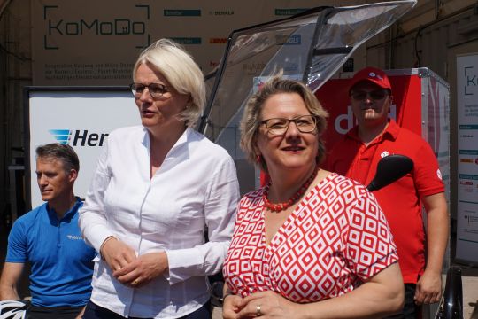 Die Berliner Umweltsenatorin Regine Günther (parteilos, links) und Bundesumweltministerin Svenja Schulze (SPD) bei der Vorstellung eines Modellprojekts zu Lastenrädern in Berlin. 