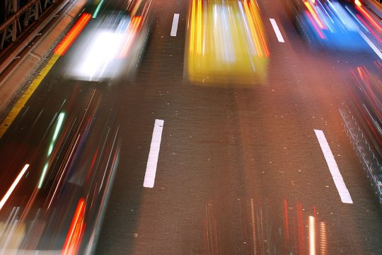 Blick auf eine mehrspurige Straße, mit vielen vielen Autos