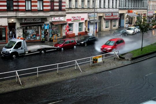 Nach einem Gewitter: Ein Auto fährt durch eine überflutete Straße in Berlin.