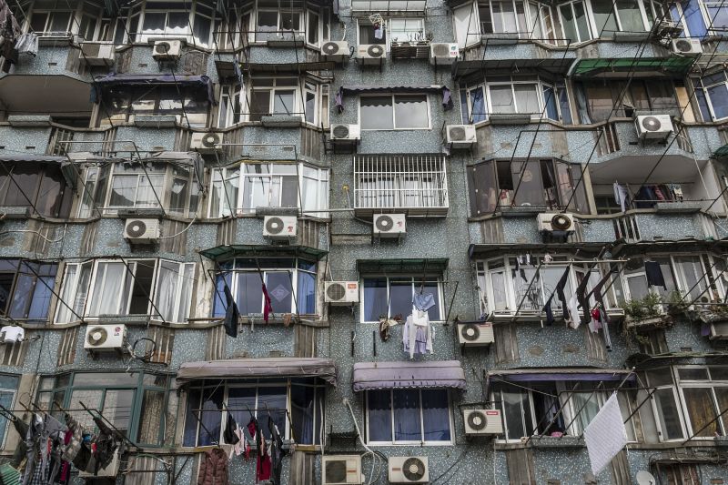 Hier sind viele Klimaanlagen an einem Wohnhaus in China zu sehen