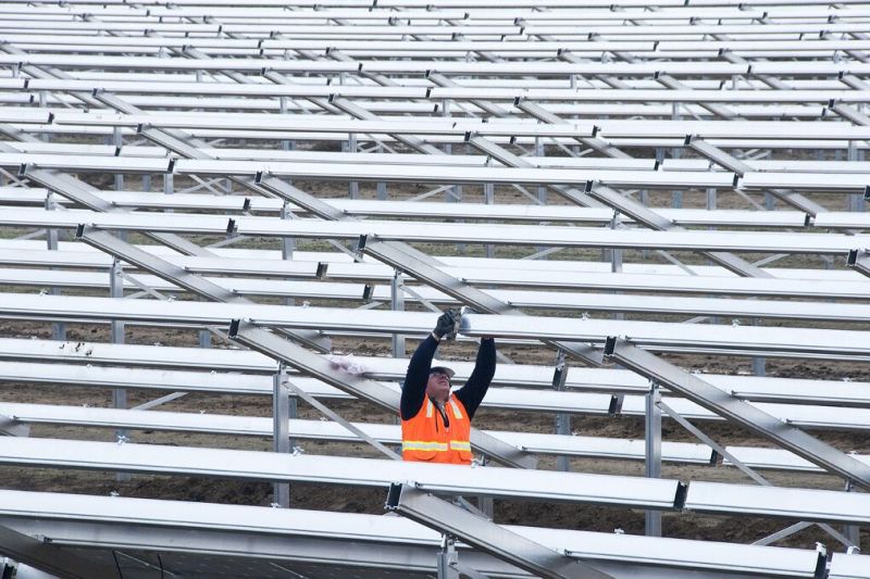 Ein Arbeiter montiert Metallgestelle für einen Solarpark im US-Bundesstaat Oregon.