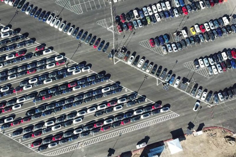 Luftaufnahme eines Auto-Abstellplatzes vor der Tesla-Fabrik in Fremont im US-Bundesstaat Kalifornien.