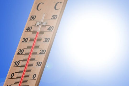 Ein Thermometer zeigt 40 Grad an, im Hintergrund knallt die Sonne.