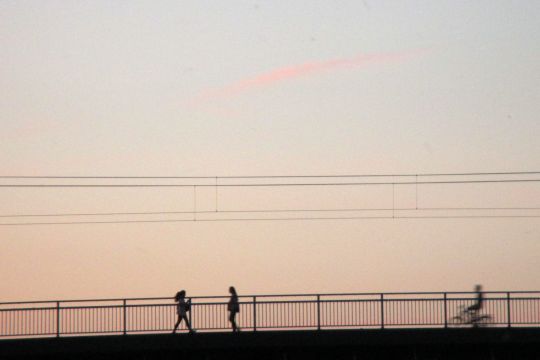 Menschen auf der Kennedybrücke, die in Bonn über den Rhein führt