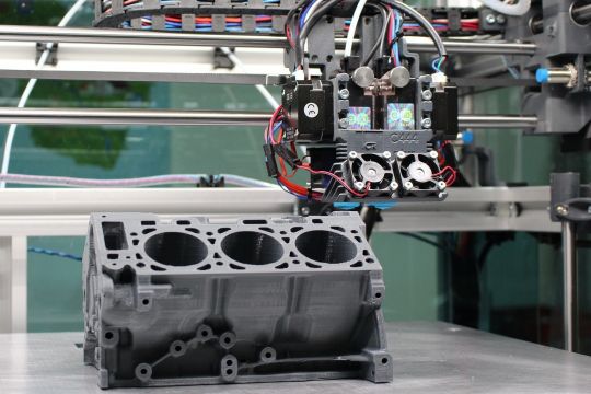 3D-Drucker druckt ein Metallteil