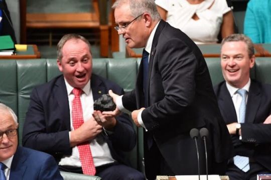 Scott Morrison bringt einen Klumpen Kohle mit ins australische Parlament