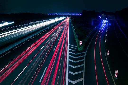 Vielbefahrene Autobahn bei Nacht