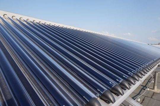 Eine Solarthermieanlage auf einem Dach. 