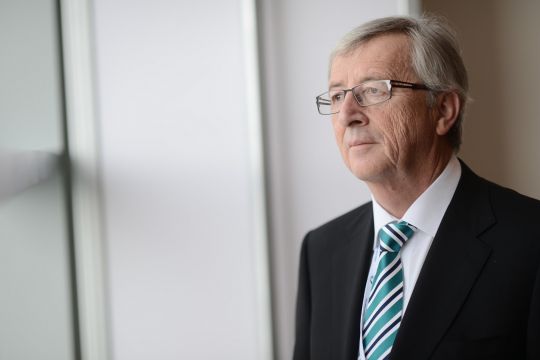 Juncker guckt nachdenklich aus dem Fenster