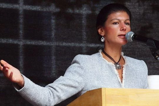 Sahra Wagenknecht spricht hinter einem Rednerpult und gestikuliert