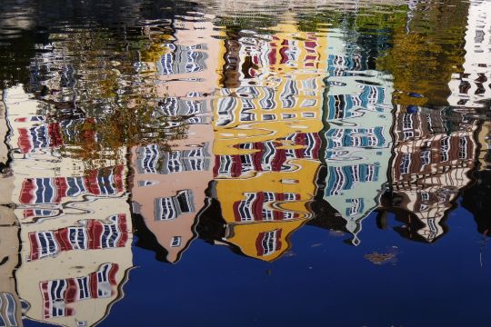 Häuser in Tübingen, gespiegelt in Wasser